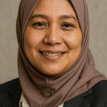 Jasa Pembuatan SIM - Bayar Setelah Jadi Foto wanita dewasa Indonesia mengenakan pakaian kerja, tersenyum puas setelah menerima SIM lewat jasa pembuatan SIM profesional.