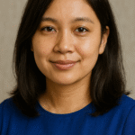 Jasa Pembuatan SIM - Bayar Setelah Jadi Foto pelanggan wanita Indonesia tersenyum setelah menggunakan jasa pembuatan SIM 1 jam jadi, merasa puas dengan hasilnya.